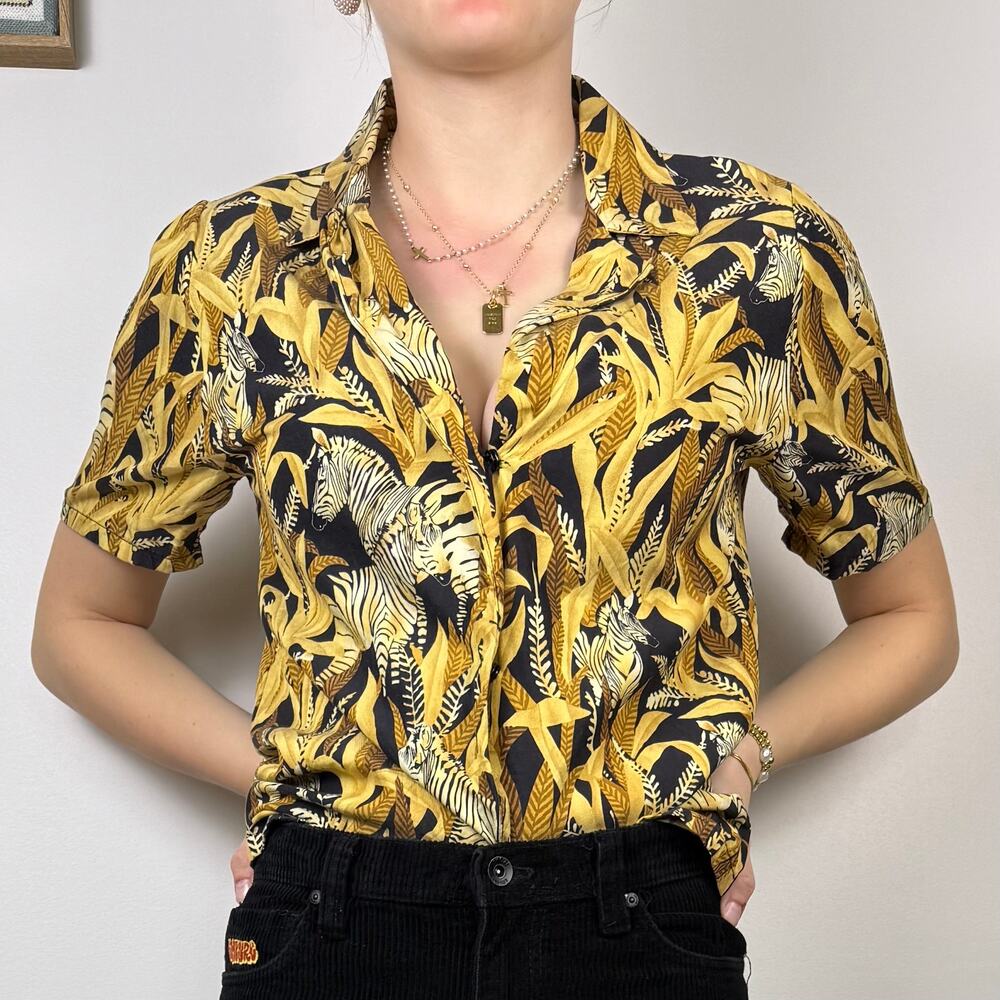 Muze New York zebra print short sleeve camp shirt size 4